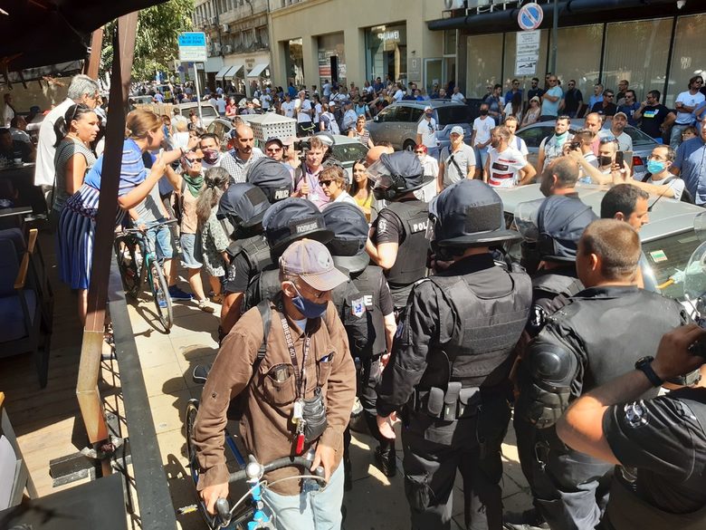 Политическата криза: на фона на бурни протести управляващите опитват да печелят време (хронология)