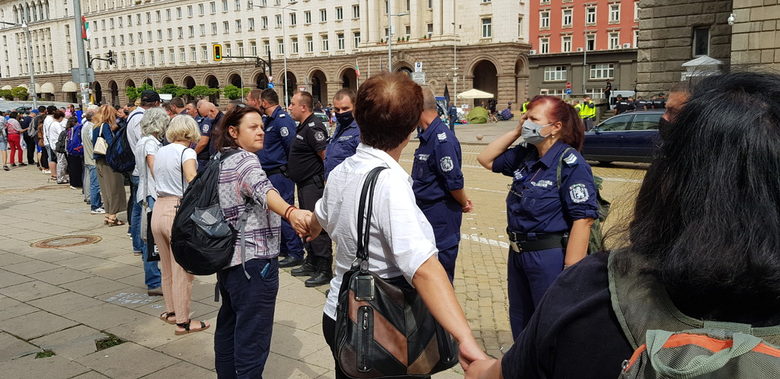 Ден 60: В деня на Съединението президентът заговори за братство на почтените хора (хронология)