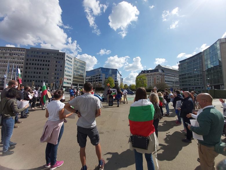 Ден 60: В деня на Съединението президентът заговори за братство на почтените хора (хронология)