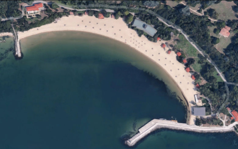 Най-големият от закритите и недостъпни плажове - "Евксиноград-3". Бунгалата за почивка са построени на границата между терена на резиденцията и изключителната държавна собственост на брега.