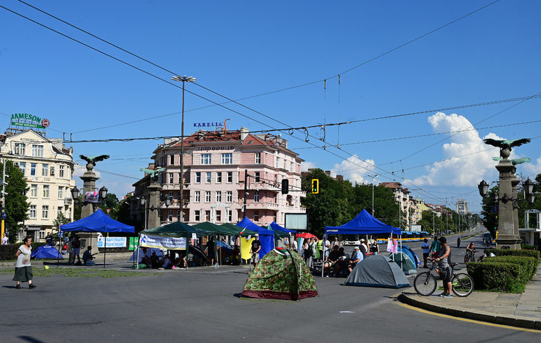 Политическата криза: ГЕРБ сигурни в събирането на кворум, Кирилов напуска и парламента (хронология)