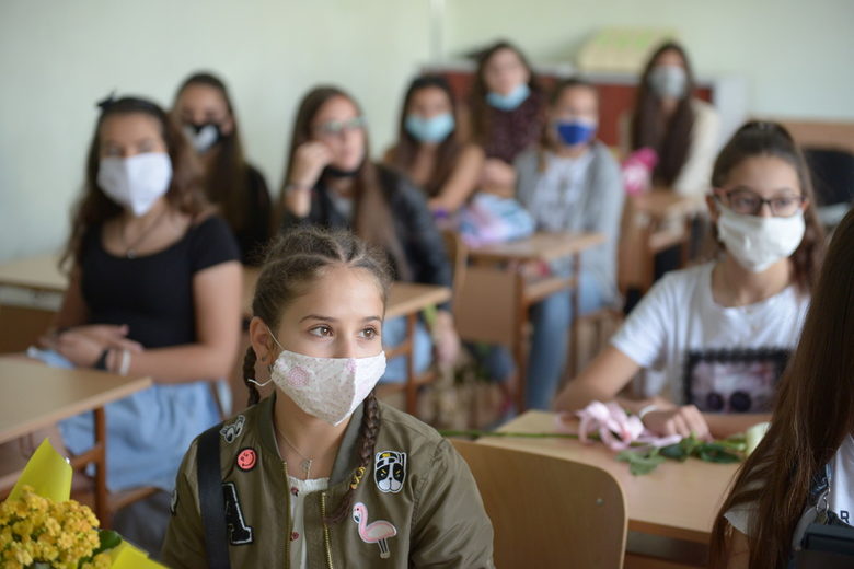 Коронавирусът в България: стотици деца започнаха учебната година дистанционно (хронология)