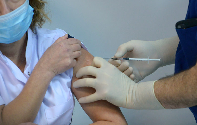 Коронавирусът в България: Идната седмица започва ваксинирането на учителите (хронология)