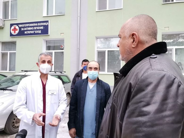 В Исперих Борисов се срещна с директора на болницата д-р Абдулах Заргар, който преди дни получи българско гражданство за заслуги. Като чужд гражданин той нямаше право да управлява лечебното заведение.