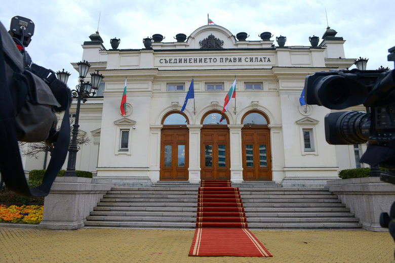 След изборите: Депутатите от ГЕРБ не позволиха на финансовия министър да говори за резерва