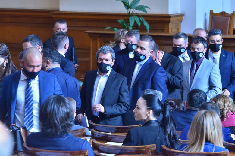 След изборите: Депутатите от ГЕРБ не позволиха на финансовия министър да говори за резерва