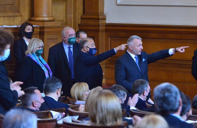 След изборите: Депутатите от ГЕРБ не позволиха на финансовия министър да говори за резерва