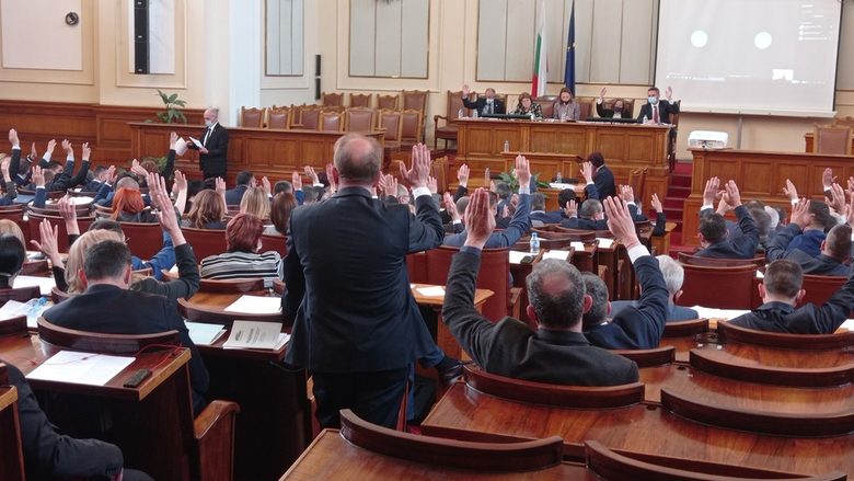 След изборите: Депутатите от ГЕРБ не позволиха на финансовия министър да говори за резерва