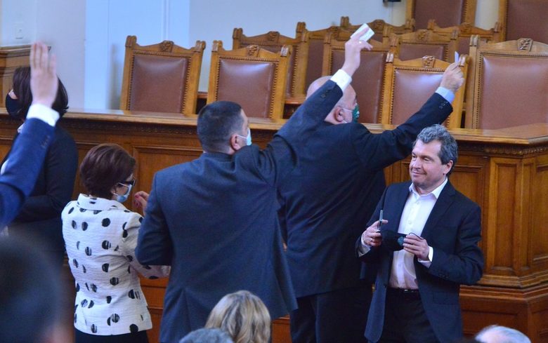 След изборите: Депутатите от ГЕРБ не позволиха на финансовия министър да говори за резерва