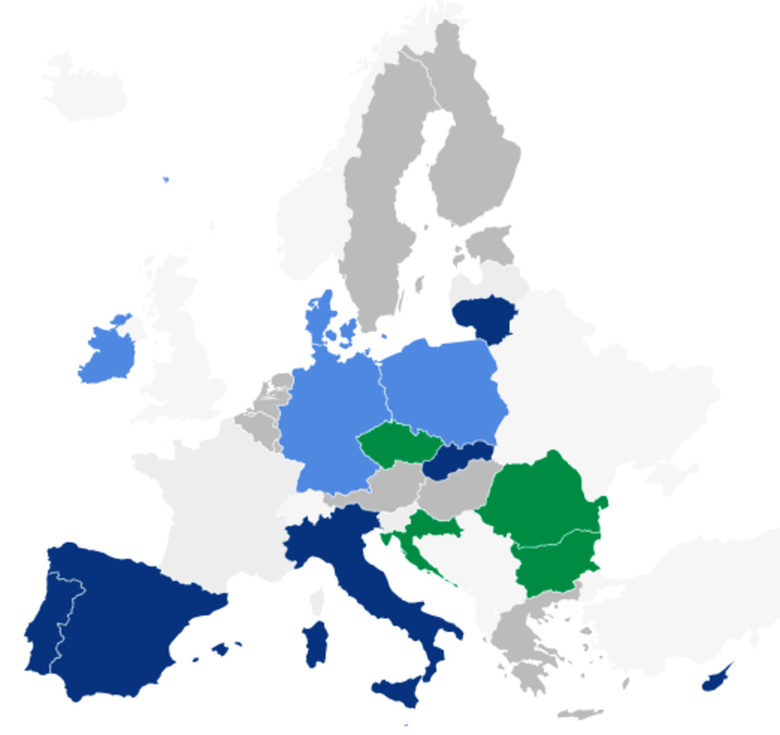 Кои са предизвикателствата пред зеления преход? Няма капацитет за използване на налични средства (тъмно синьо). Няма политическа воля в правителството (светло синьо). И двете (зелено). Нито едно (тъмно сиво). Франция, Латвия и Словения не са посочили икономически ползи от зеления преход.