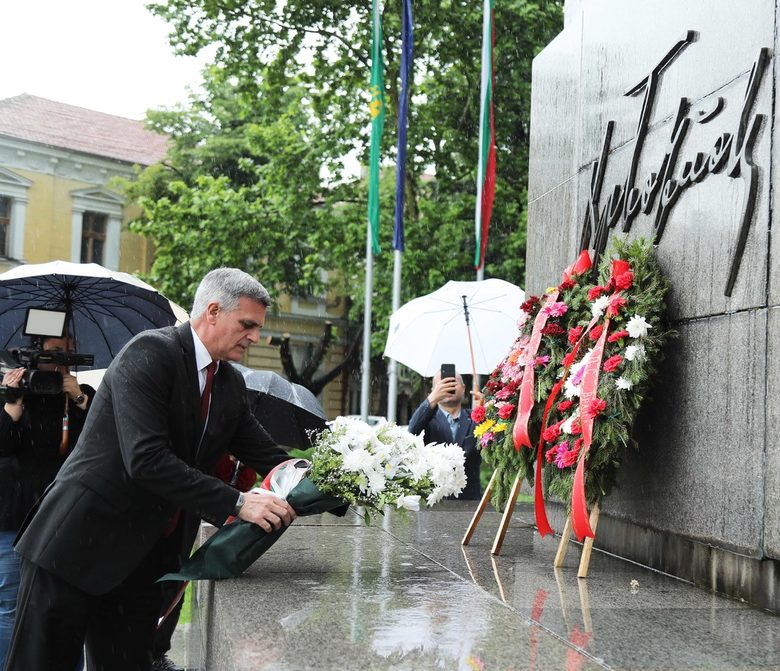 Служебният премиер Стефан Янев поднесе цветя на паметника на Ботев във Враца вчера.