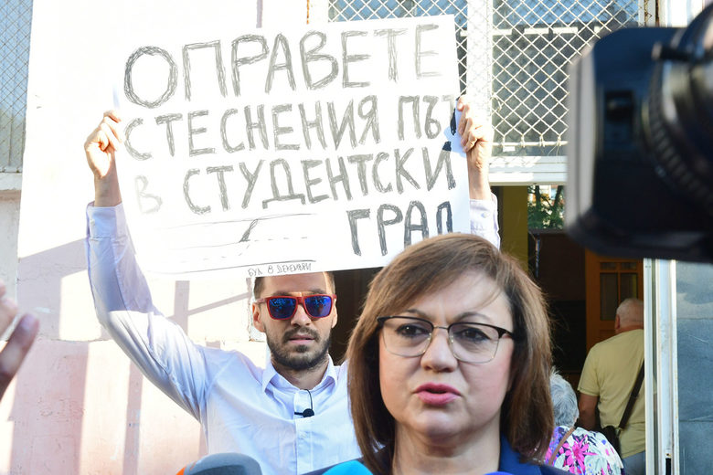 Жител на Студентския град пресрещна лидера на БСП с молба да се реши инфраструктурен проблем на района. Тя се ангажира да намери решение.