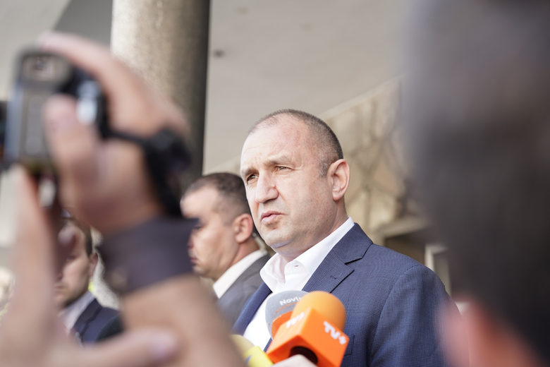 След изборите: Партиите на протеста и ГЕРБ са готови да преговарят с "Има такъв народ" за подкрепа (хронология)