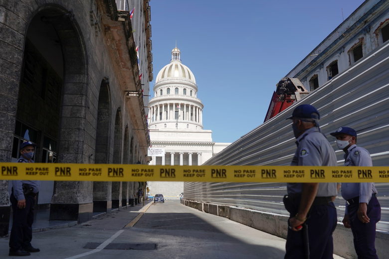 В Куба най-големите протести от 30 години изправиха властта пред изпитание