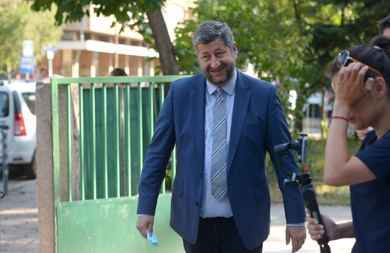 След изборите: Партиите на протеста и ГЕРБ са готови да преговарят с "Има такъв народ" за подкрепа (хронология)