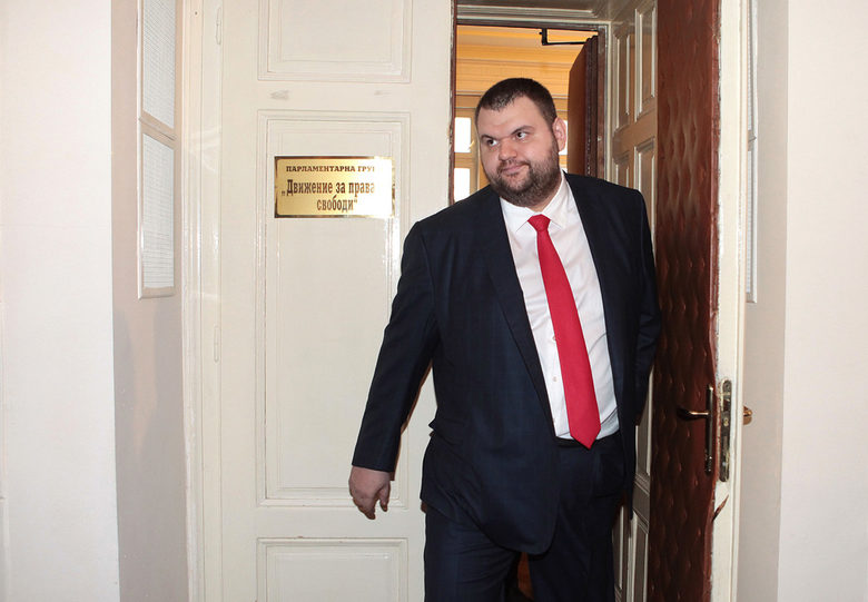 След изборите: Партиите на протеста и ГЕРБ са готови да преговарят с "Има такъв народ" за подкрепа (хронология)