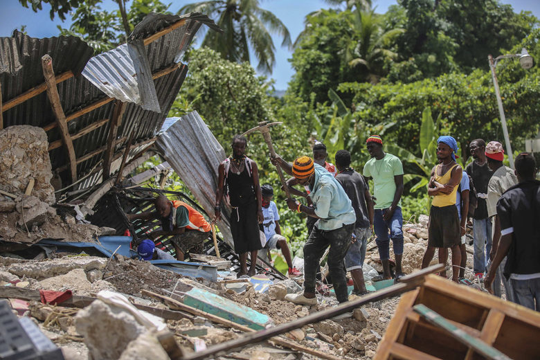 Жертвите на силното земетресение в Хаити наближиха 1300 души