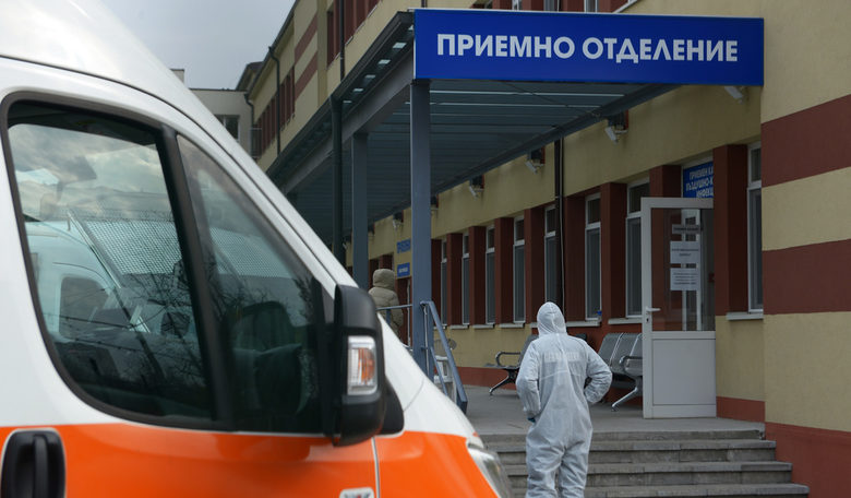 Коронавирусът в България: масова имунизация с трета доза засега не е необходима
