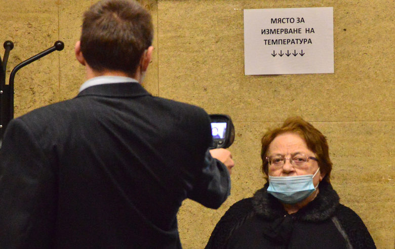 Коронавирусът в България: Повече ваксинирани, отчетени грешки и побългарени правила (хронология)