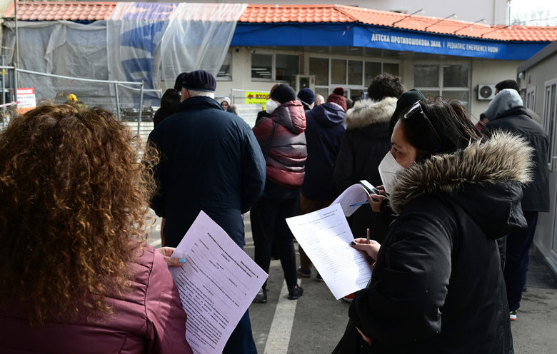 Коронавирусът в България: Повече ваксинирани, отчетени грешки и побългарени правила (хронология)