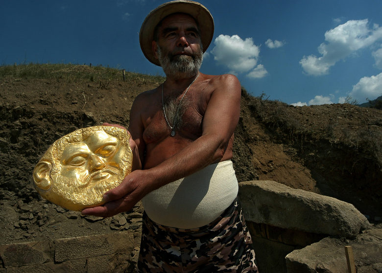 Археологът Георги Китов със златната маска, намерена в могилата "Светицата"