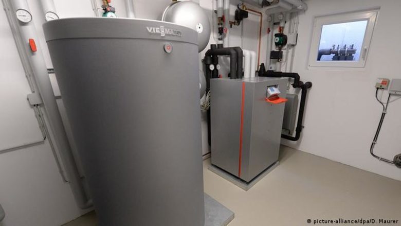 Термопопма с топлинен резервоар в мазе на еднофамилна къща в Германия
