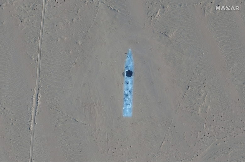 Китайската армия строи в пустинята макети на самолетоносач и бойни кораби на САЩ