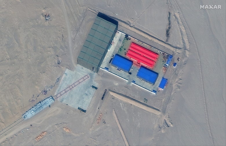 Китайската армия строи в пустинята макети на самолетоносач и бойни кораби на САЩ
