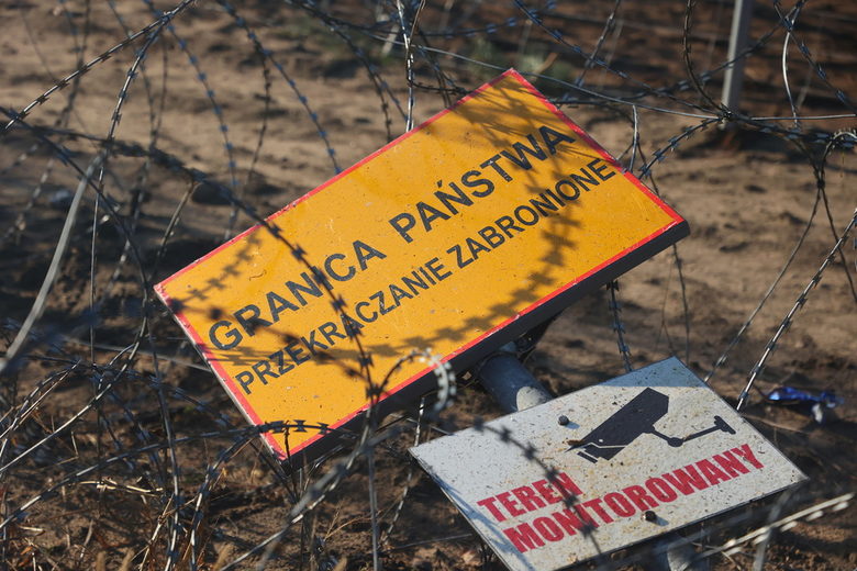 Паднал надпис "Преминаването забранено" на оградата от бодлива тел, която огражда европейската граница на полския регион Гродно, където в момента се струпват мигранти