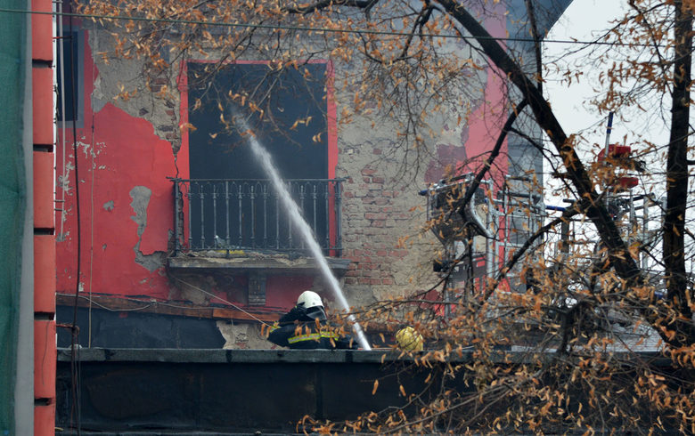 Екипите на осем пожарни автомобила се справиха с огъня.