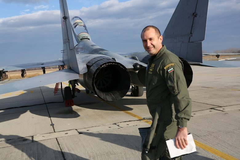 Пред полет на МиГ-29. Румен Радев е военен пилот-изтребител първи клас. Завършил е българското Висше военно-въздушно училище с отличие и специализация в две военно-въздушни академии в САЩ.