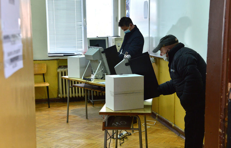Изборната нощ: неочакваният победител "Продължаваме промяната" се запътва към поредни трудни преговори за кабинет