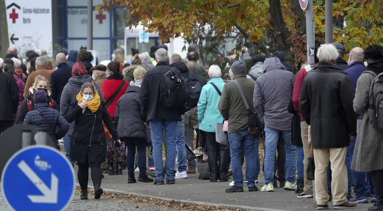 Хора чакат на опашка за ваксиниране в Берлин, след като правителството призова за ускоряване поставянето на бустерни дози срещу COVID-19, за да се помогне на болничната система да се справи с нарастващия брой нови случаи