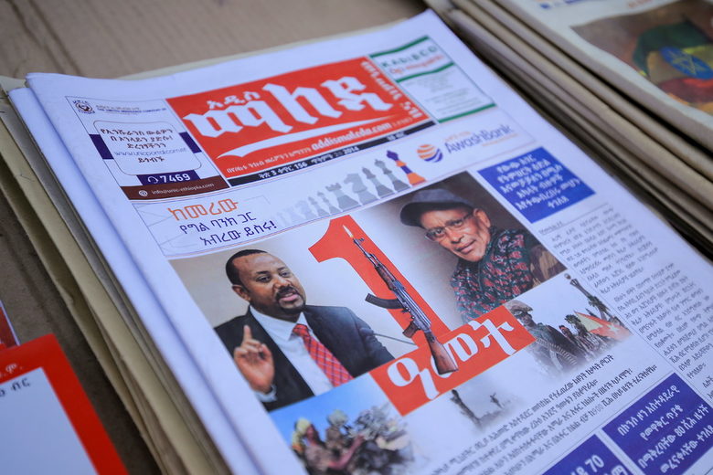 На първа страница на местен вестник в Етиопия тук са премиерът Абий Ахмед (вляво) и лидерът на Народноосвободителния фронт на Тиграй Дебрецион Гебремихаел в статия, посветена на годишнината от конфликта.
