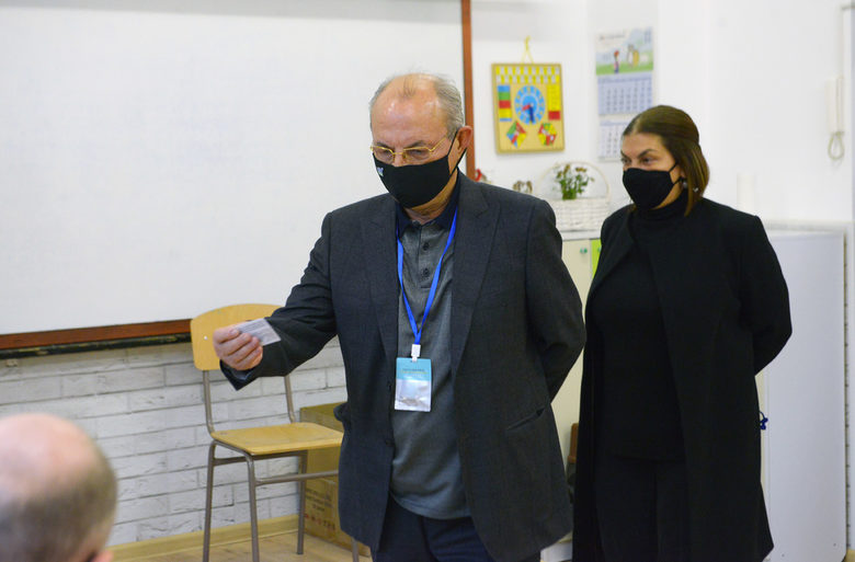 Почетният председател на ДПС Ахмед Доган гласува тази сутрин на балотажа. Пресцентърът на партията съобщи това, подчертавайки, че това е станало 15 минути преди осем часа, като числото беше подчертано. 15 беше номерът на бюлетината на Анастас Герджиков.