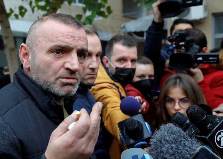 Беким Адеми разговаря с журналисти пред офиса на "Беса Транс" в Скопие.