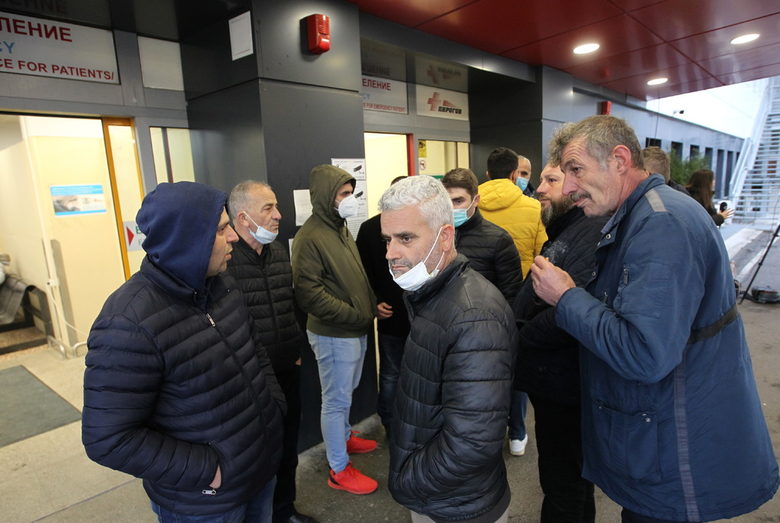 Близки на пострадалите пред "Пирогов".