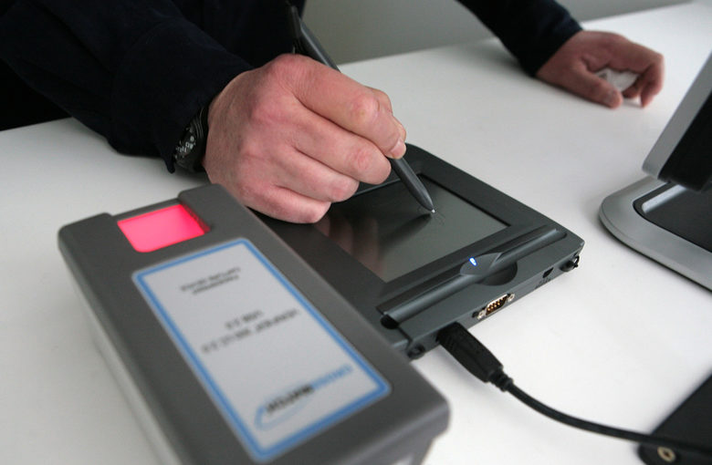 Преговорите за кабинет: Личните карти с чип след шест месеца, без мокър печат и хартиени удостоверения