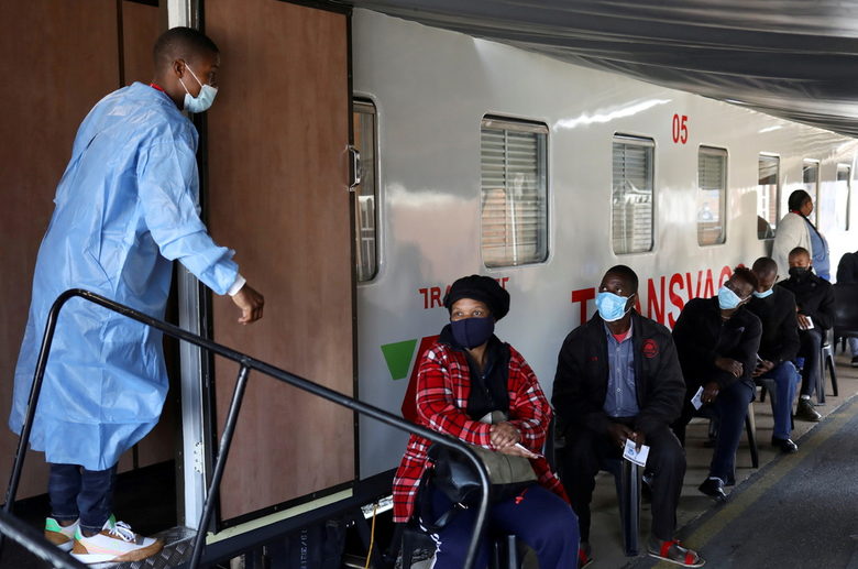 В РЮА използват "ваксинационен влак", за да достигнат отдалечените от здравни заведения места.