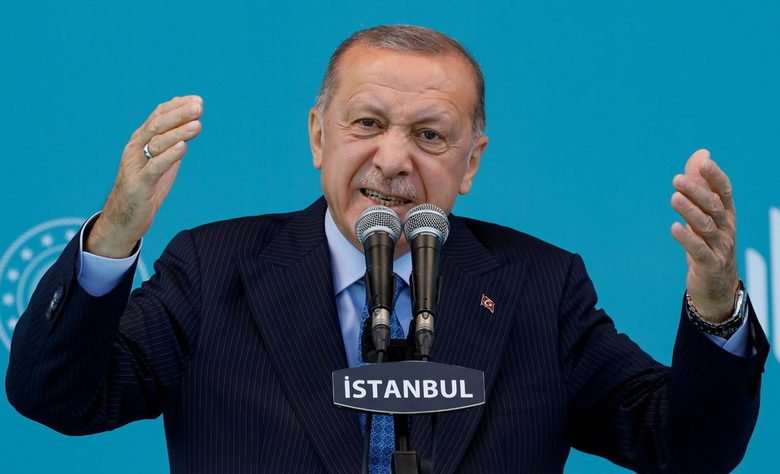 В четвъртък Ердоган каза, че следващият президентски и парламентарен вот (които по конституция вече се провеждат заедно) ще е през юни 2023-а. Едовременно с това президентът се обърна към своята Партия на справедливостта и развитието с молба да работят "по-здраво", за да спечелят "най-важните избори", които Турция е правила някога. "Да се ходи на избори на всеки 15 или 20 месеца, се среща само при примитивни племена. Управляваме страната като модерно образувание," <a href="https://www.dnevnik.bg/citat_na_deniia/2021/11/26/4286705_citat_na_denia_samo_primitivni_plemena_hodiat_na/"> заяви Ердоган пред партията</a>.