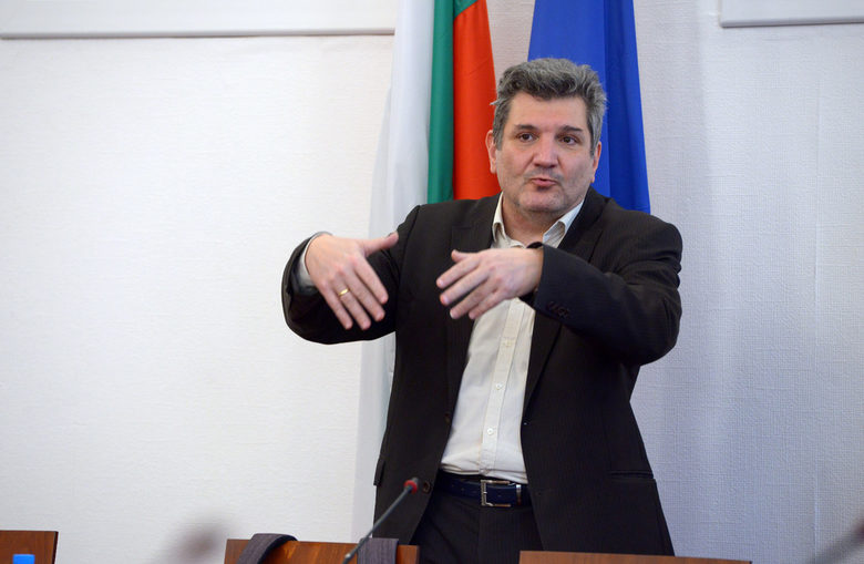 След изборите: Разпределението на министрите между партиите щяло да е 8-4-3-2