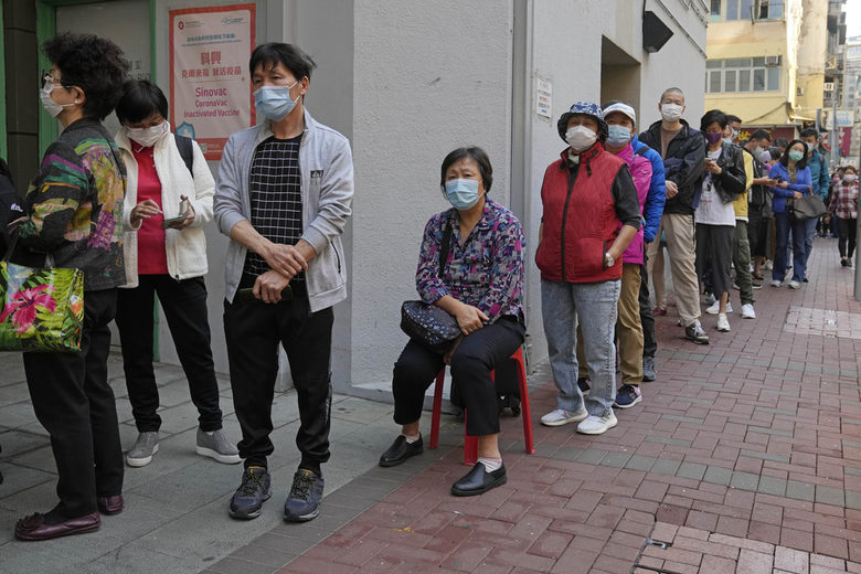 Хора чакат на опашка за ваксиниране в Хонгконг - една от държавите, която обяви, че е установила разпространение на новия вариант на коронавируса