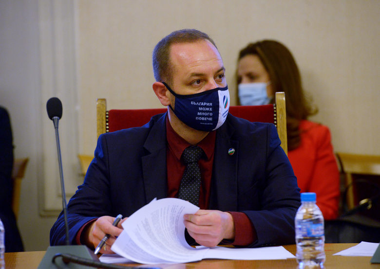 След изборите: Разпределението на министрите между партиите щяло да е 8-4-3-2