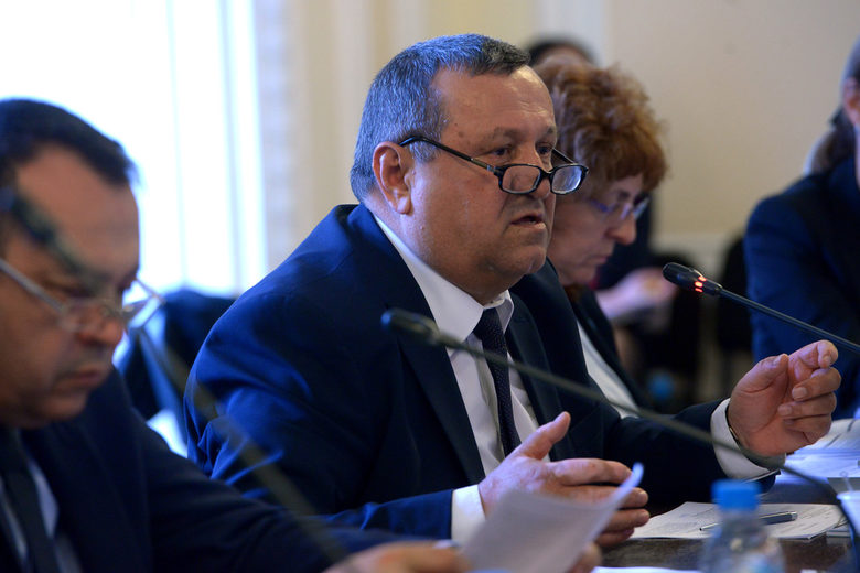 След изборите: Разпределението на министрите между партиите щяло да е 8-4-3-2