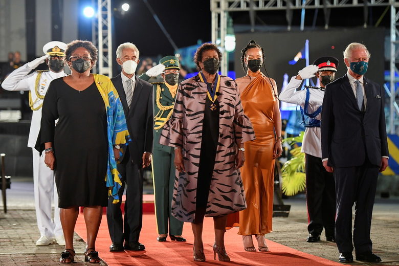 Премиерът на Барбадос Миа Мотли, новият президент Сандра Мейсън, певицата Риана, някогашният играч по крикет Гарфийлд Собърс и британският принц Чарлз на церемония в Бриджтаун, Барбадос.