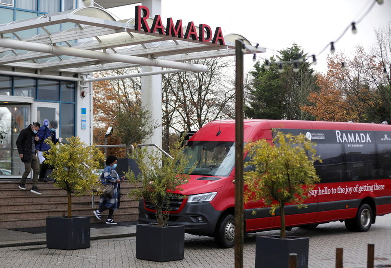 Хотел "Рамада" край летище "Схипхол", Амстердам, където са под карантина 61 души с положителни проби след полети от Южна Африка.