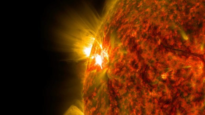 Архивната снимка на НАСА е от слънчево изригване от 2014 г. Това е различно явление от слънчения вятър, което обаче може да влияе на интензитета му.