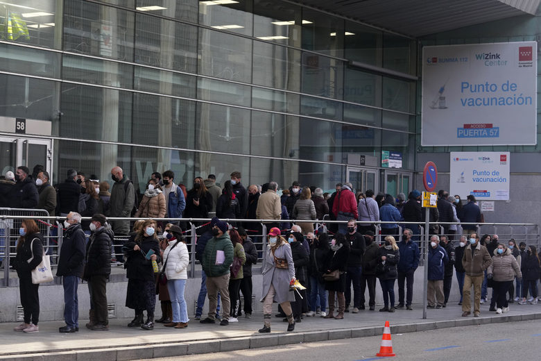 Испанци чакат на опашка за ваксини пред ваксинационен център в Мадрид. Властите потвърдиха втори случай на инфекция с новия вариант Омикрон в страната при 61-годишна жена, върнала се от Южна Африка в понеделник
