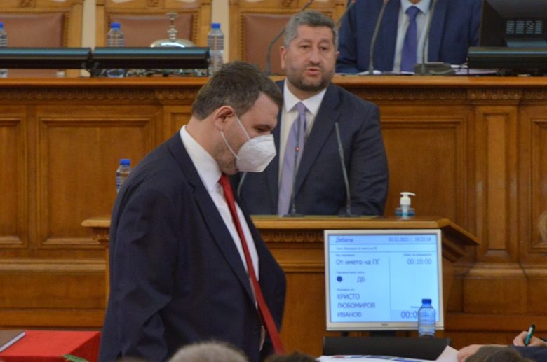Веднага след излизането на Христо Иванов на трибуната депутатът от ДПС Делян Пеевски напусна залата.