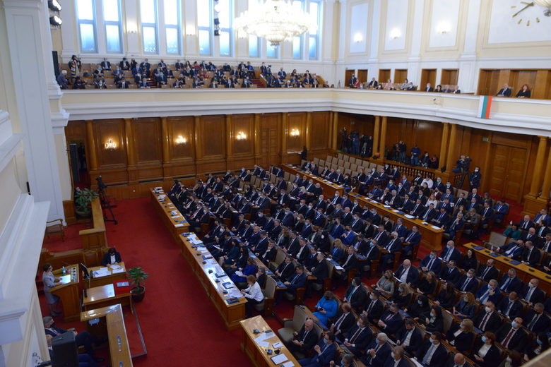 Началото на 47-ия парламент: неочакван нов председател, въпросителни за кабинета и обещания за промени